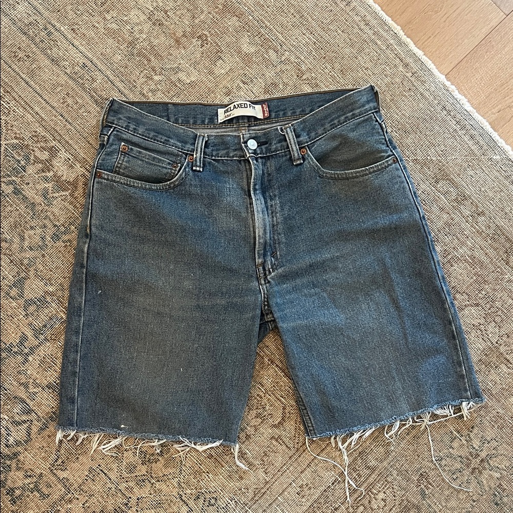 Cutoff Levi’s denim shorts jorts